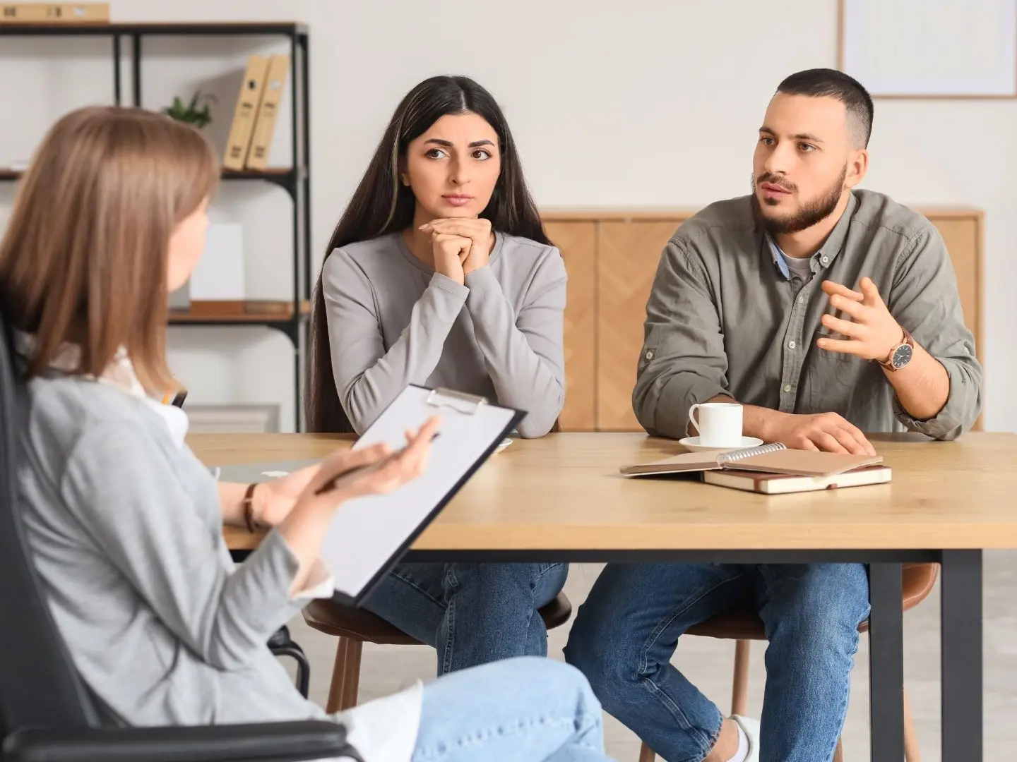 Mediator meeting with a couple to discuss divorce mediation agreements in Syracuse, NY.